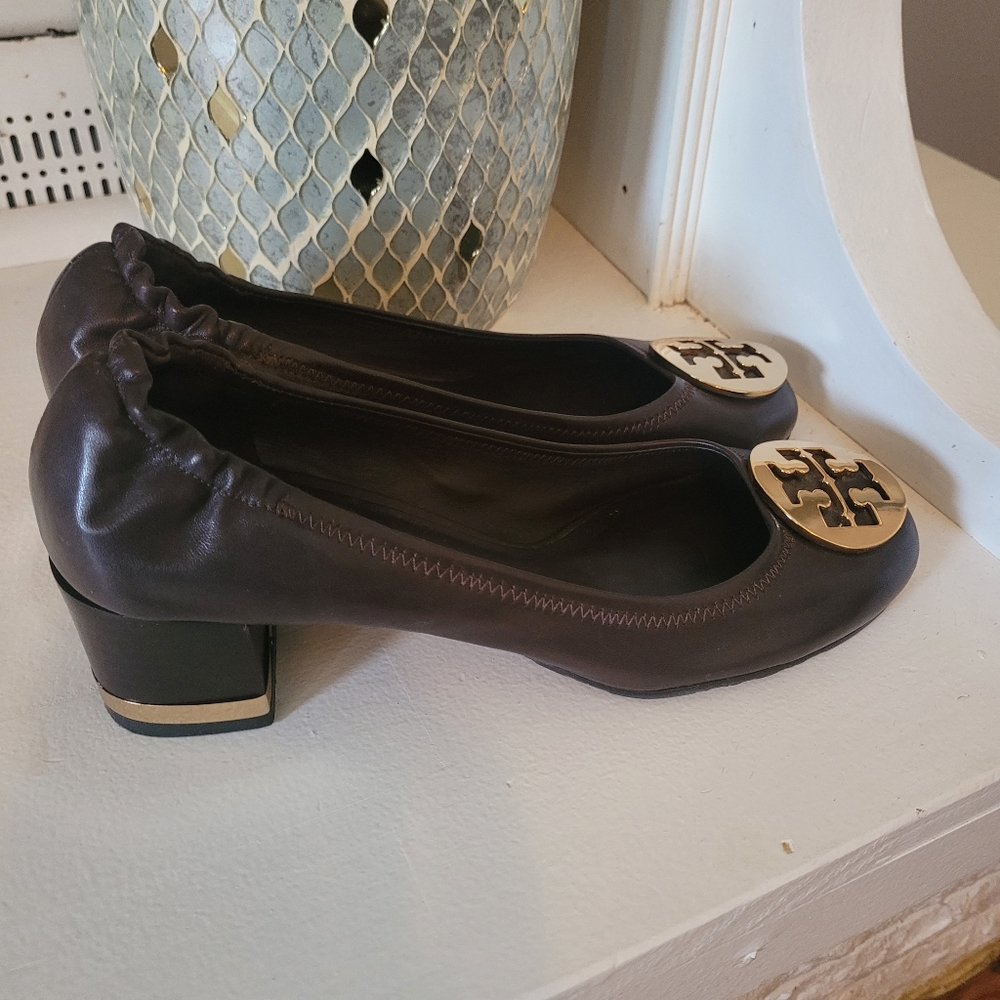 Chocolate brown Tory Burch 2" heels shoe